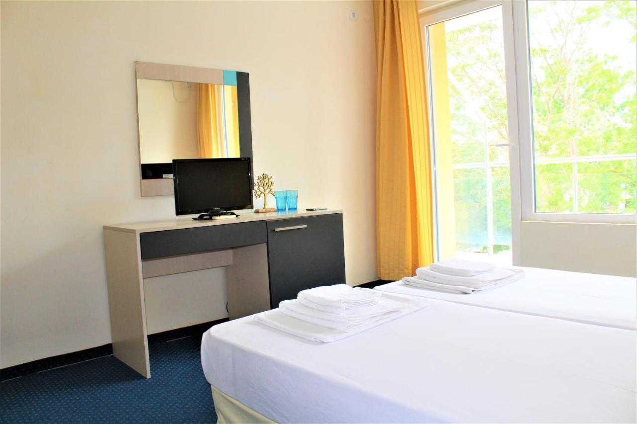 Pop Art Hotel Primorsko Esterno foto