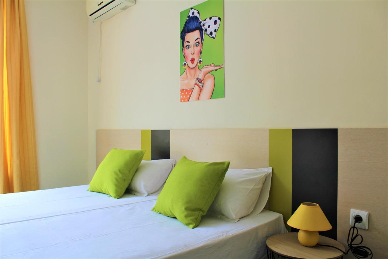 Pop Art Hotel Primorsko Esterno foto